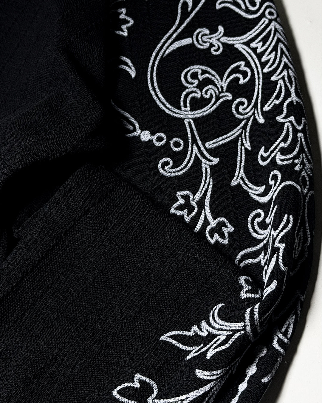 BLUSA ORNAMENTO — NEGRA