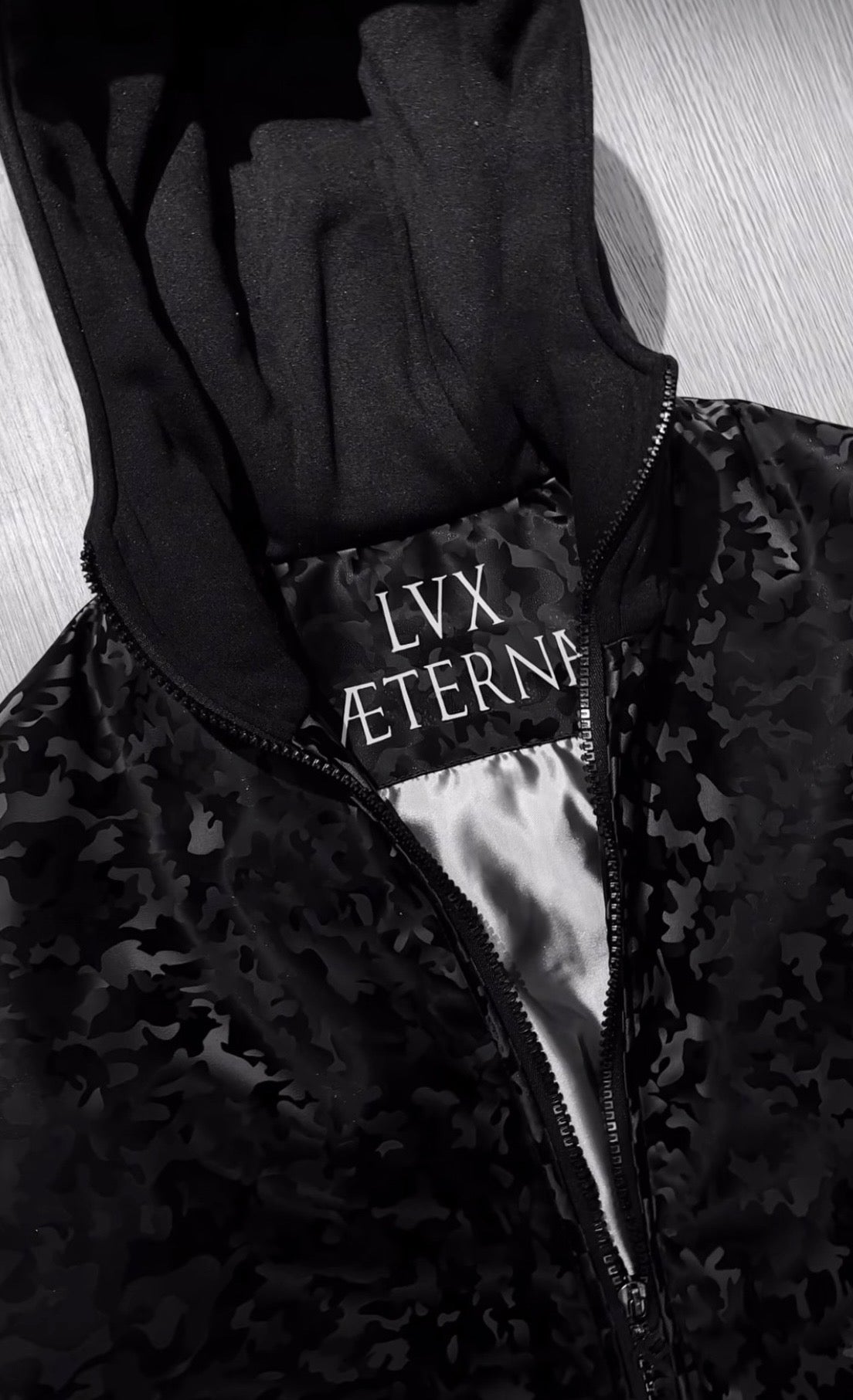 CHAQUETA NEGRA CAMUFLADA LVX ETERNA