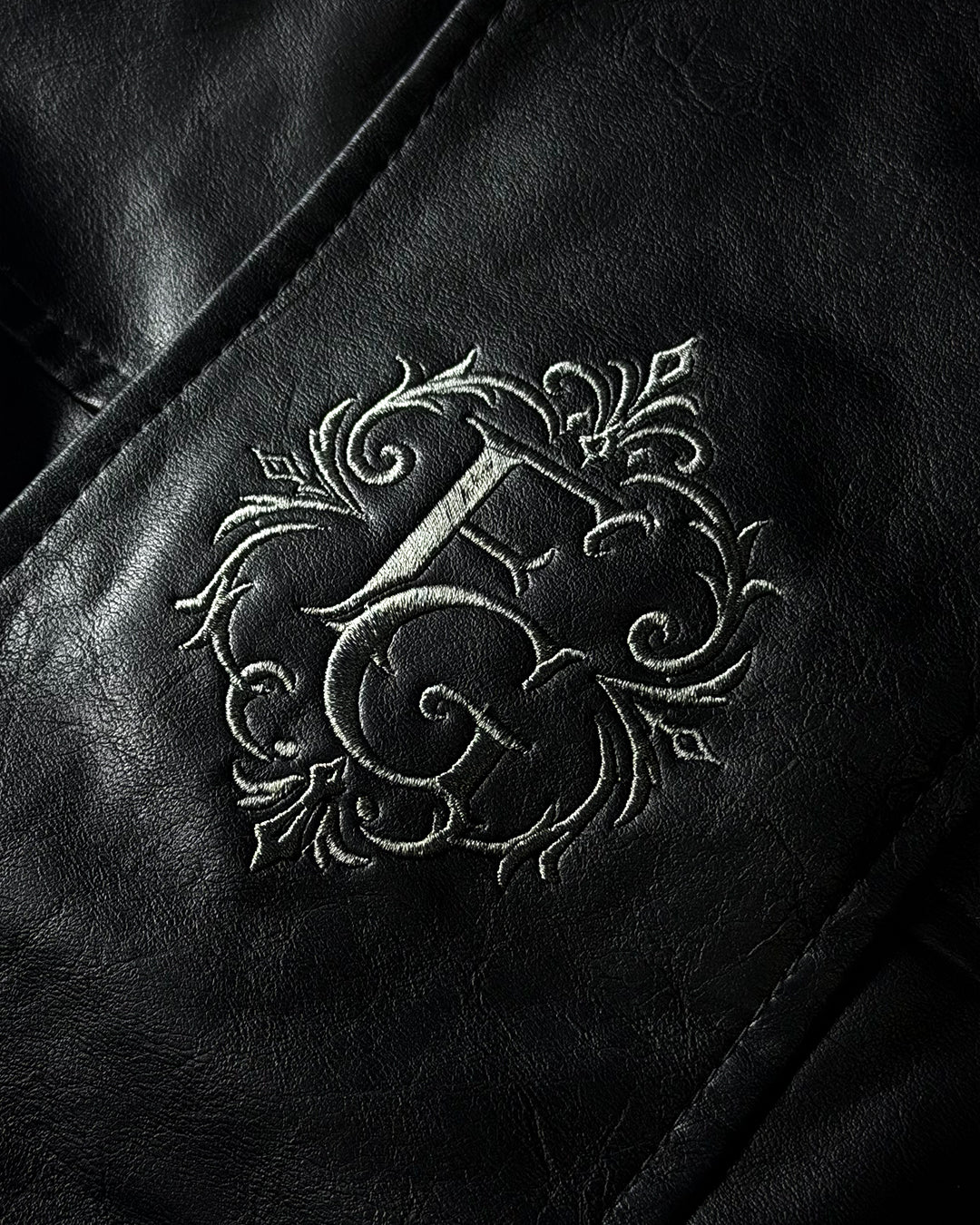 CHAQUETA NEGRA ORNAMENTO